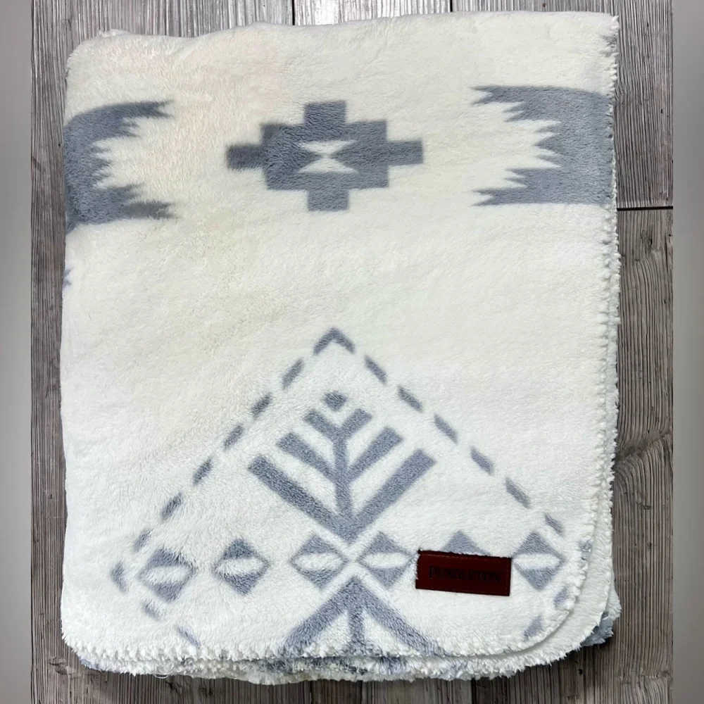 LIKE NEW PENDLETON Ultra Soft Sherpa Fleece Plush Throw 50